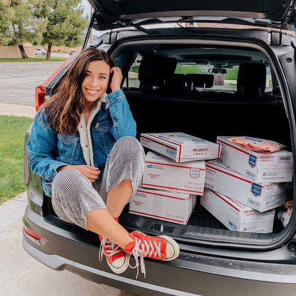 Instagram: @thatposhmom - Picture 1 of 10